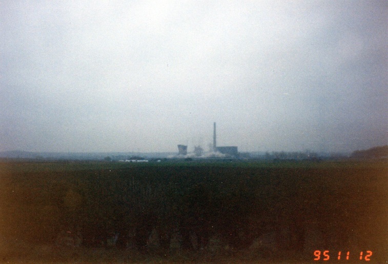 SkeltonGrangePowerStation(3)BeingDemolishedAbout8.00a.m.Nov121995..jpg