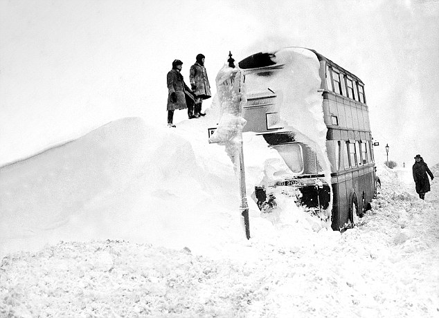 London Bus in snowdrift 1947.jpg