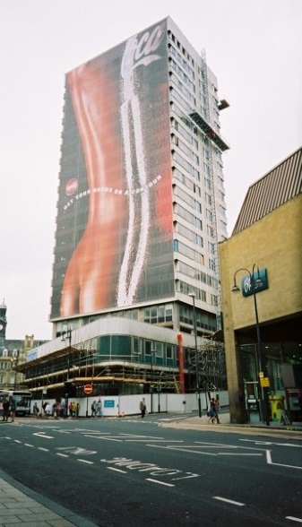 CocaColaAdvertOnWhatBecameParkPlazaHotelFromBoarLaneLeedsTaken27July2002.jpg