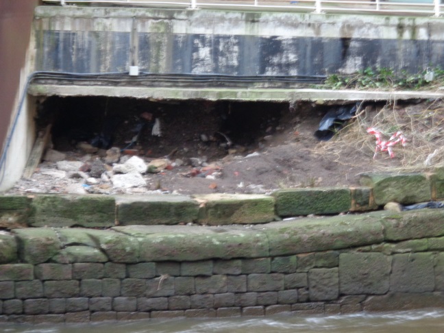 A zoomed-in view of the eroded area just downriver of the LSSE (taken Dec 30 2015).