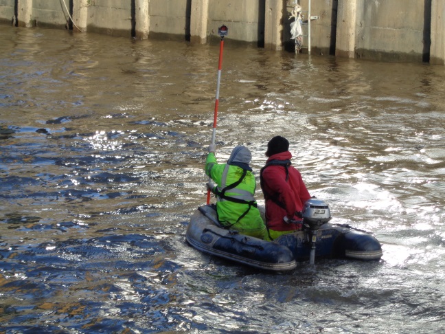 Zoomed-in view of the men on the River Aire presumably doing work related to the flood defence scheme where the river joins the Leeds Liverpool Canal (taken Jan 28 2016).